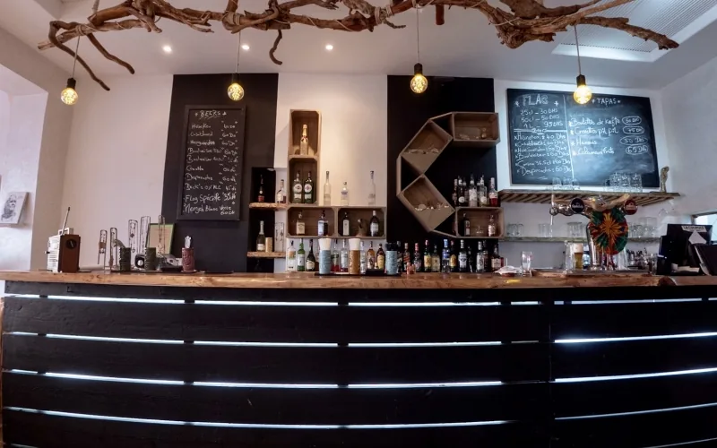 Bar de La Coupole construit en bois flotté et bois de récupération