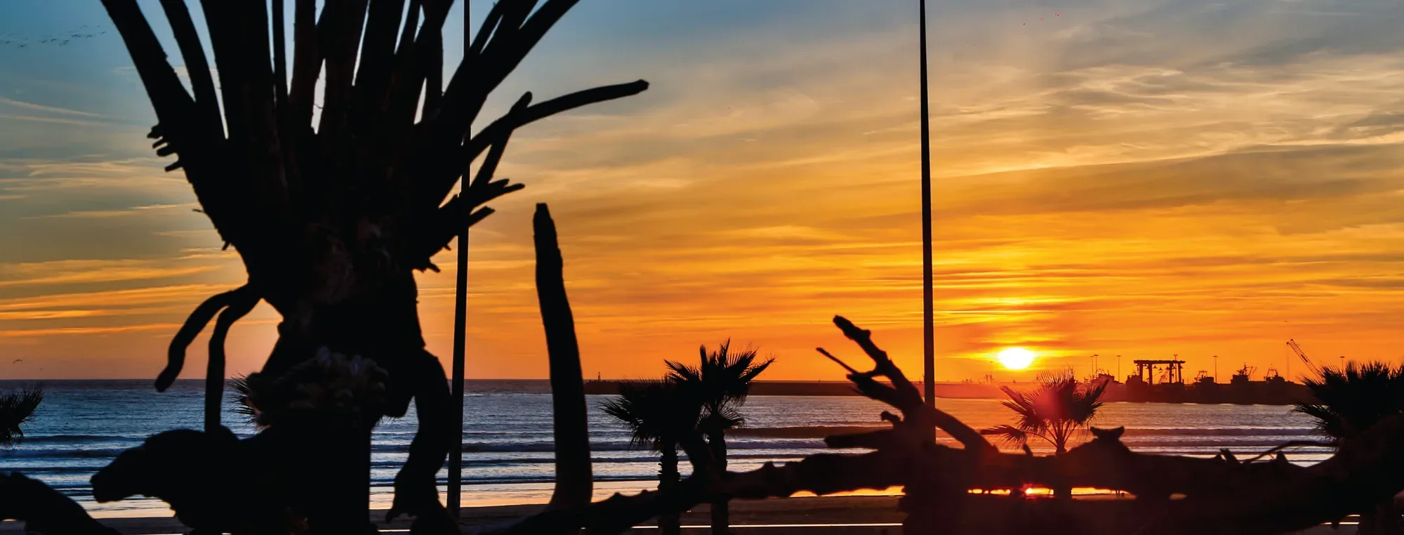 Coucher de soleil sur l’océan Atlantique vu depuis La Coupole, corniche nord d’Essaouira
