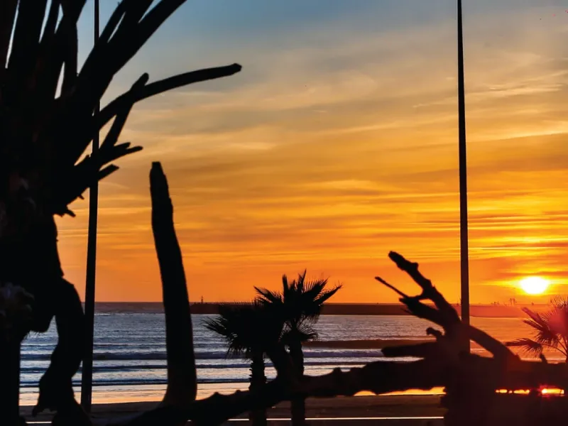 Coucher de soleil sur l’océan Atlantique vu depuis La Coupole, corniche nord d’Essaouira