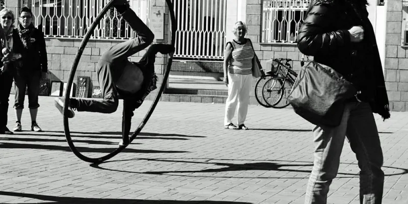 Exposition Doris Chinyami : acrobate dans la médina d’Essaouira, noir et blanc