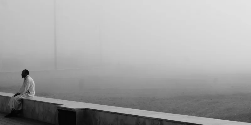 Exposition Doris Chinyami à La Coupole : plage d’Essaouira dans la brume, noir et blanc