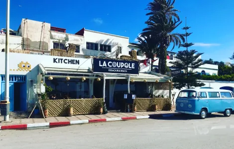 La Coupole Essaouira Beach en plein jour, terrasse ouverte sur la corniche