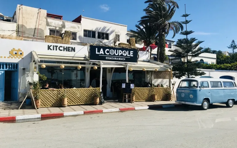 Enseigne « Kitchen — La Coupole Essaouira Beach » vue depuis le boulevard