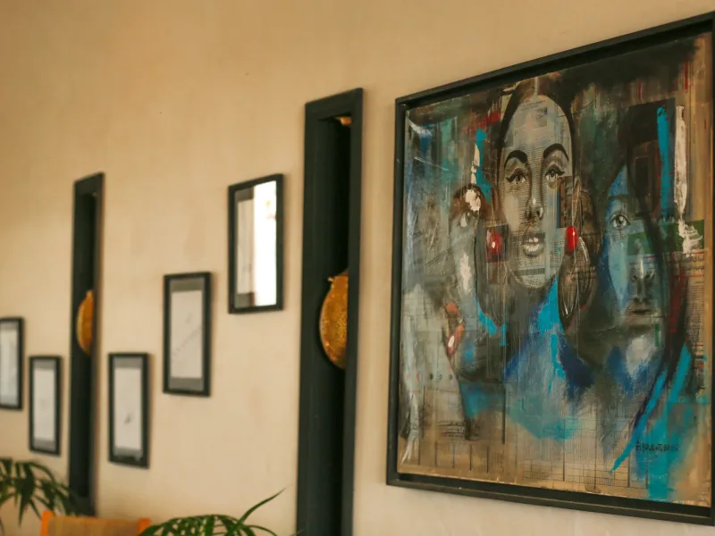 Œuvre d’art contemporain accrochée dans la salle de La Coupole Essaouira Beach