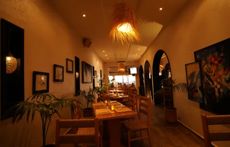 Ambiance du soir dans la salle de La Coupole Essaouira Beach