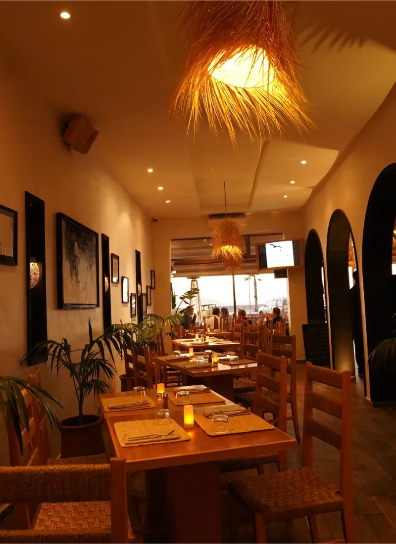 Salle du restaurant La Coupole à Essaouira, décor tropical en bois de récupération