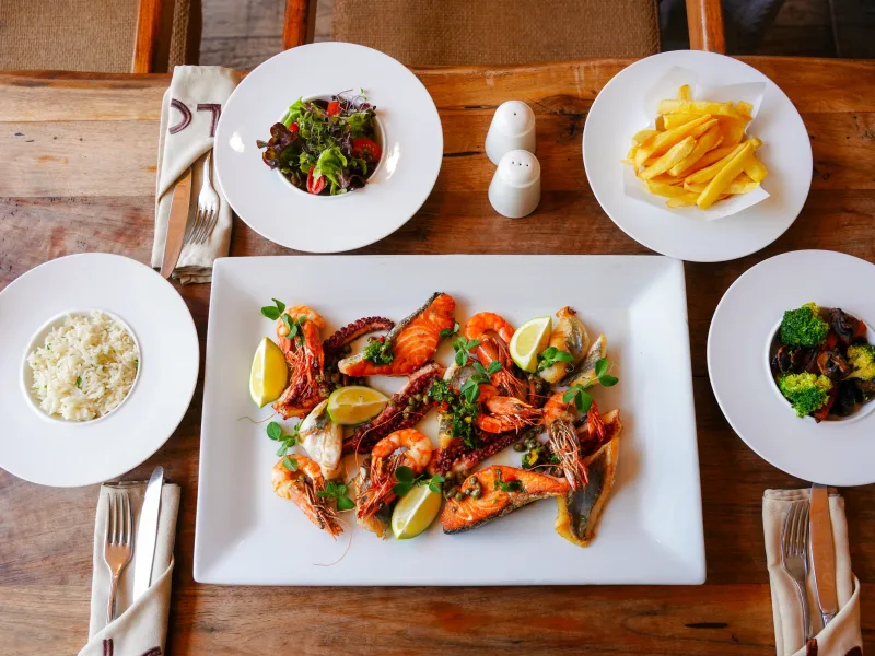 Assiette de gambas grillées, frites maison et salade à La Coupole Essaouira Beach