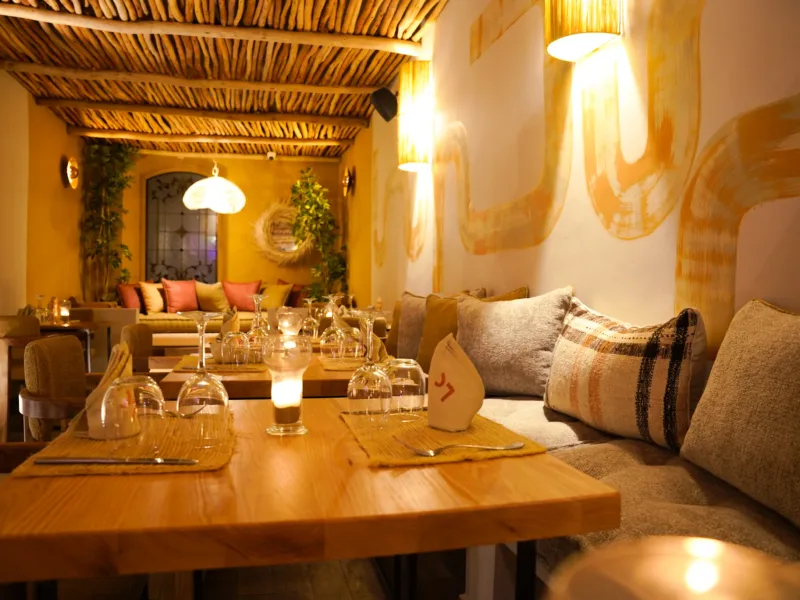 Banquette et bougies dans l’ambiance cosy de La Coupole Essaouira Beach