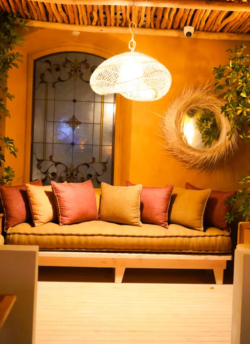 Décor tropical et bois flotté dans la salle de La Coupole à Essaouira