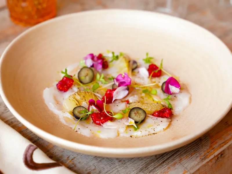 Carpaccio de Saint-Jacques aux fleurs et fruits des bois à La Coupole