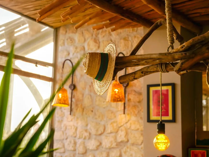 Chapeau de paille et applique sur un mur décoré de La Coupole à Essaouira