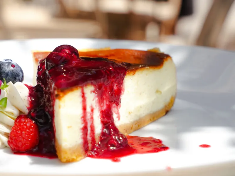 Cheesecake américain et coulis de fruits rouges à La Coupole