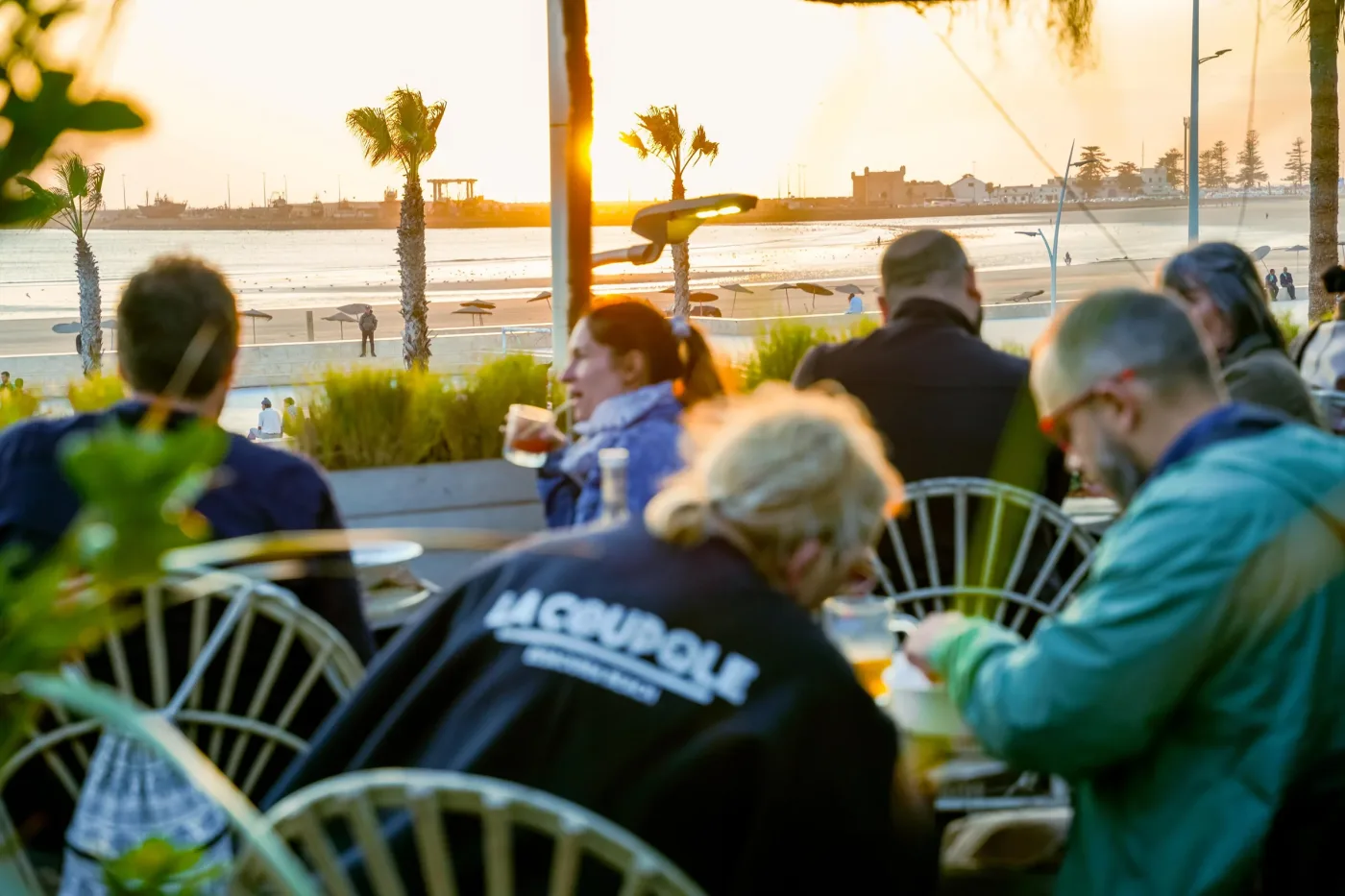 Coucher de soleil derrière l’île de Mogador, vu depuis la terrasse de La Coupole à Essaouira