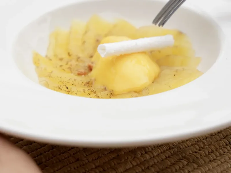 Dégustation d’un dessert à l’ananas à La Coupole Essaouira Beach