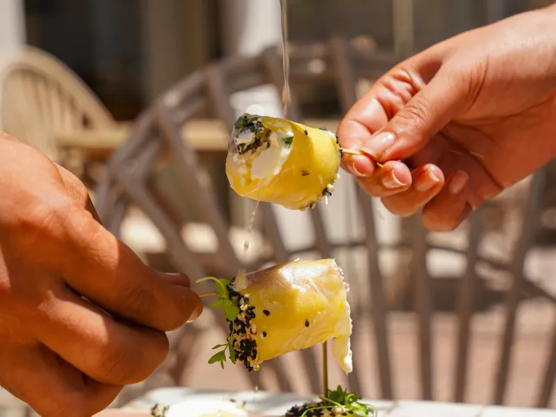 Dégustation d’une brochette d’ananas à La Coupole Essaouira Beach