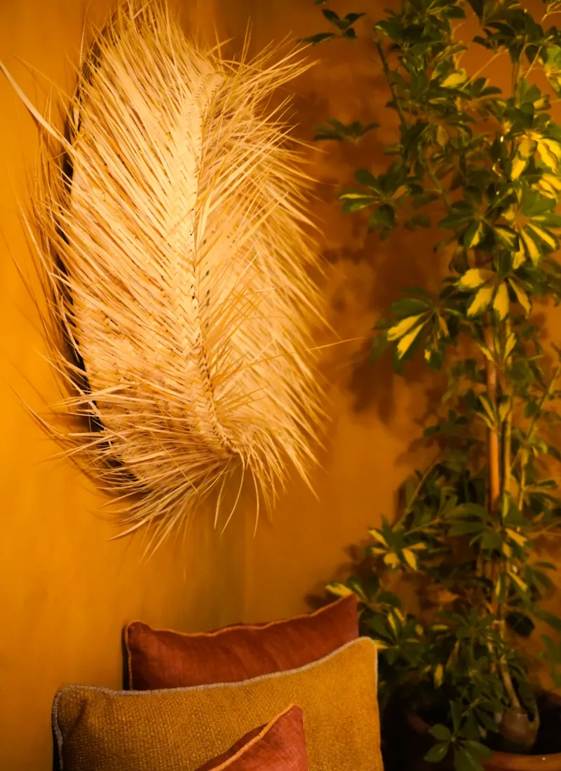 Salle du restaurant La Coupole à Essaouira, décor tropical en bois de récupération
