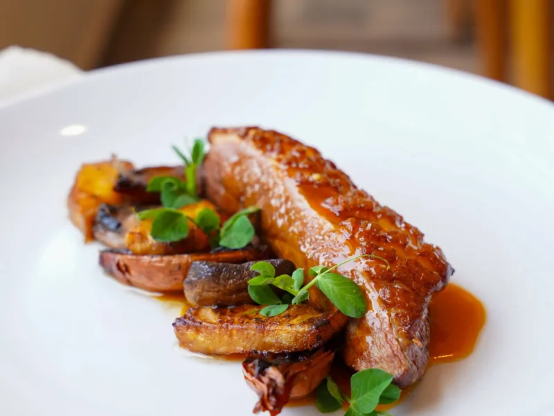 Foie gras poêlé et bananes caramélisées à La Coupole Essaouira Beach