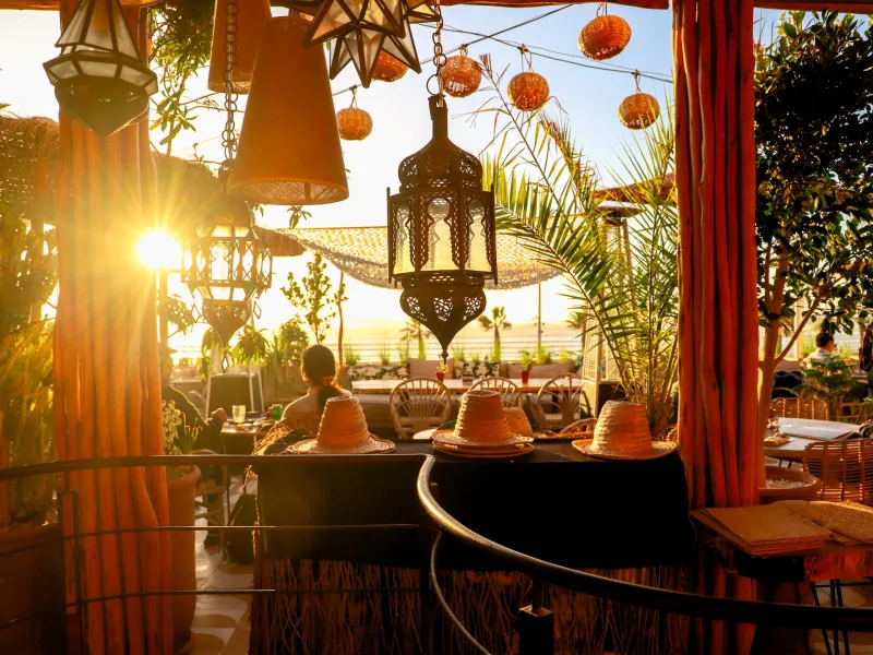 Lanternes marocaines au coucher du soleil en terrasse à La Coupole