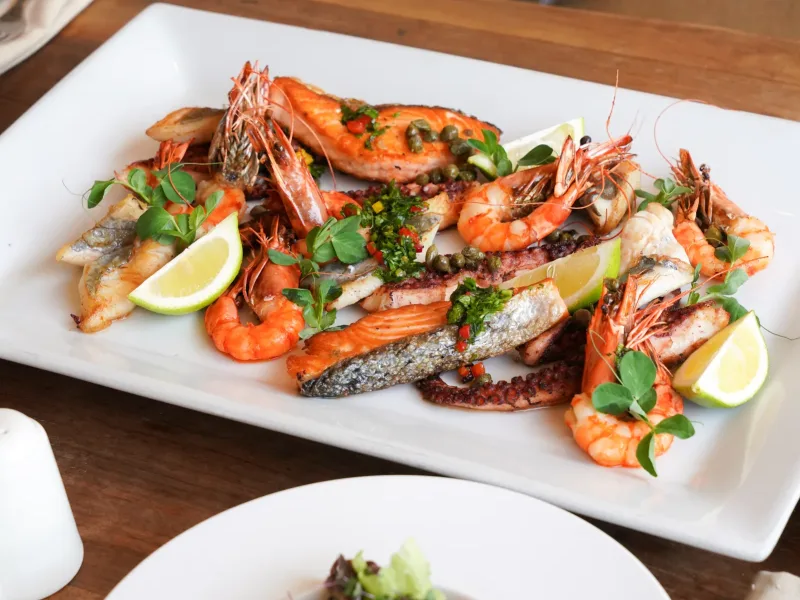 Plat de gambas grillées et poisson à La Coupole Essaouira Beach