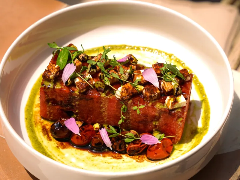 Plat mijoté aux épices, fleurs comestibles et micro-pousses à La Coupole