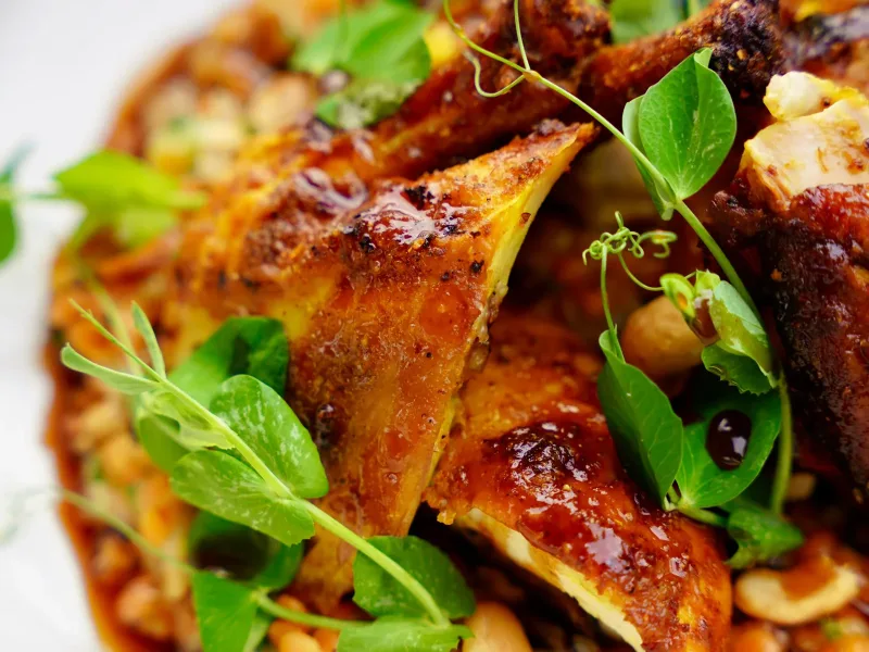 Plat mijoté aux herbes fraîches en gros plan à La Coupole