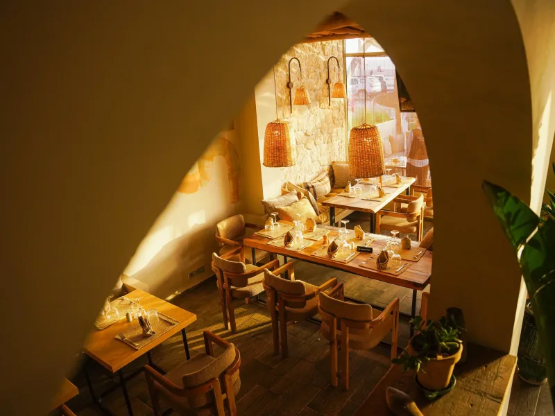 Salle et arche intérieure de La Coupole Essaouira Beach