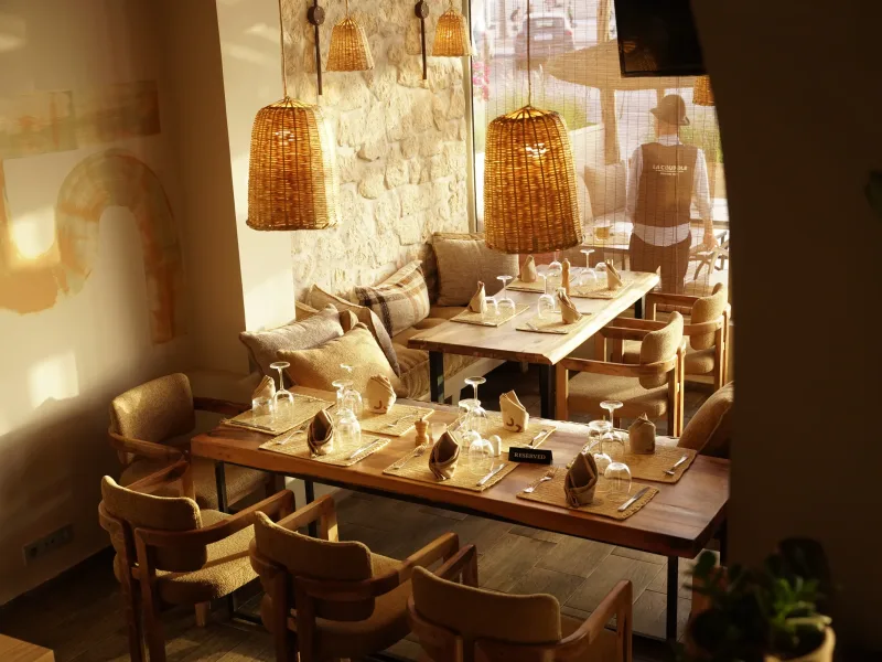 Salle et suspensions en rotin de La Coupole Essaouira Beach