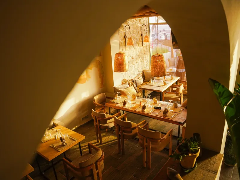 Salle voûtée de La Coupole Essaouira Beach baignée de lumière chaude
