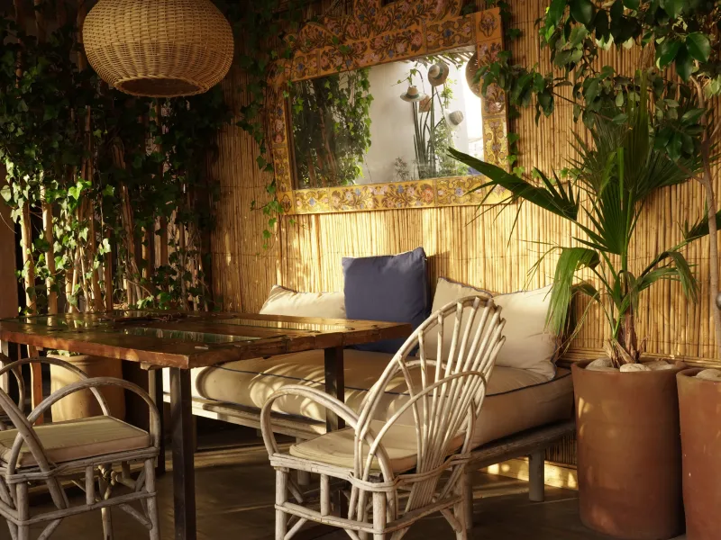 Salon banquette et mur de photographies à La Coupole à Essaouira