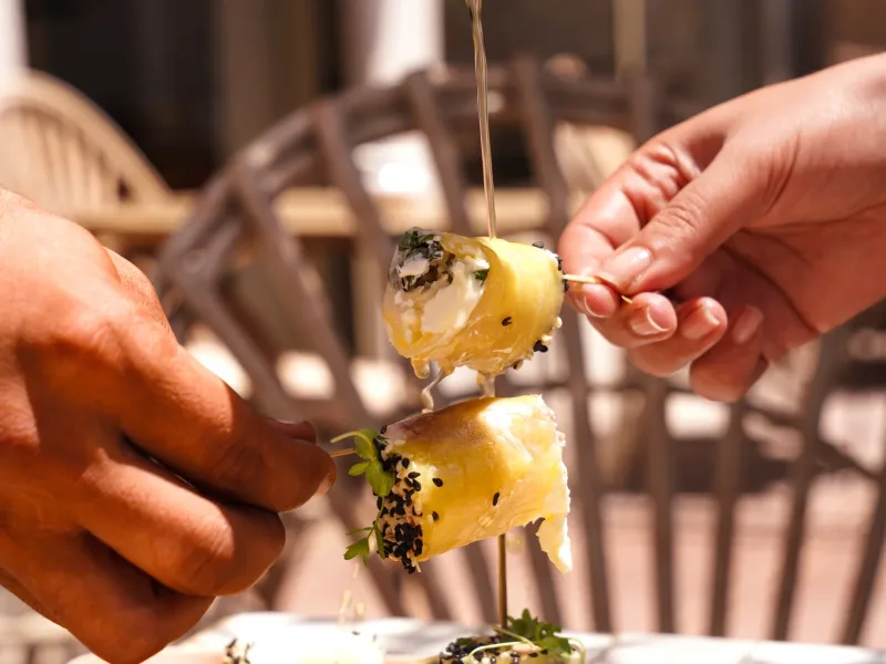Sauce versée sur une brochette d’ananas à La Coupole Essaouira Beach