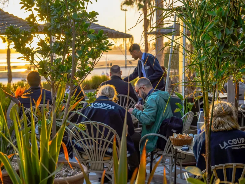 Service en terrasse parmi les plantes à La Coupole Essaouira Beach