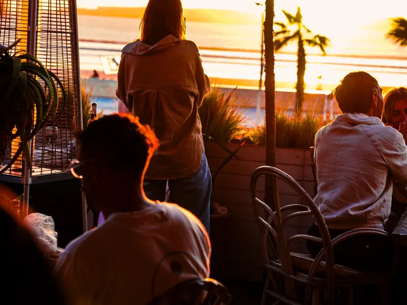 Silhouette d’une cliente face au coucher de soleil à La Coupole
