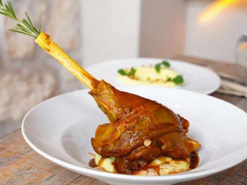 Souris d’agneau braisée à la marocaine à La Coupole Essaouira Beach