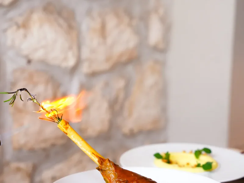 Souris d’agneau flambée en salle à La Coupole Essaouira Beach