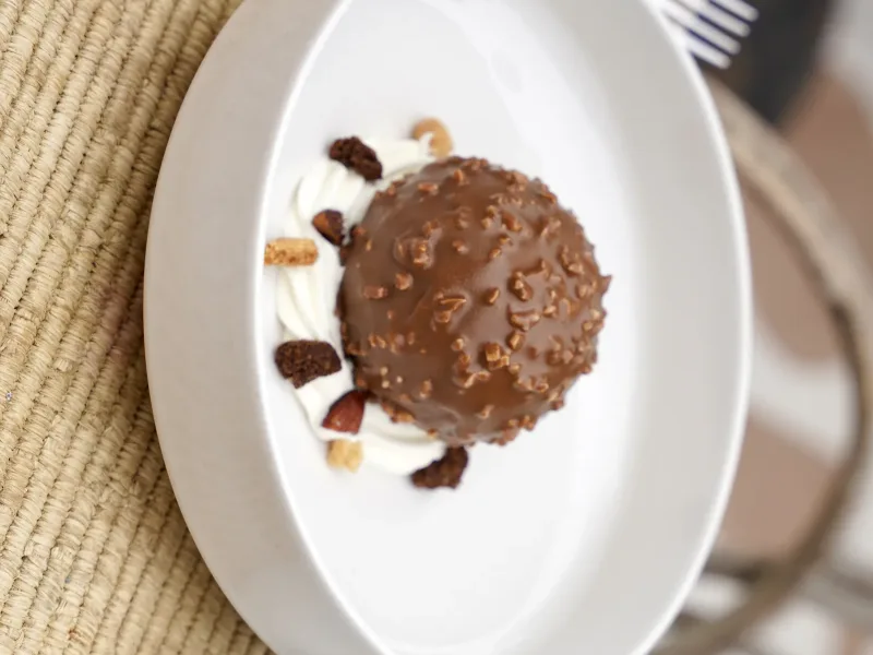 Sphère Rocher au chocolat noir et lait à La Coupole Essaouira Beach