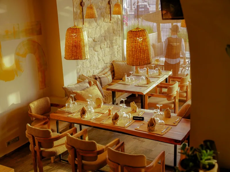 Tables dressées sous les luminaires en rotin de La Coupole à Essaouira