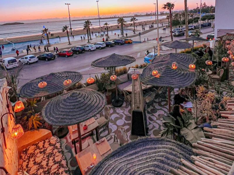 Vue aérienne de la terrasse à parasols de La Coupole face à l’océan